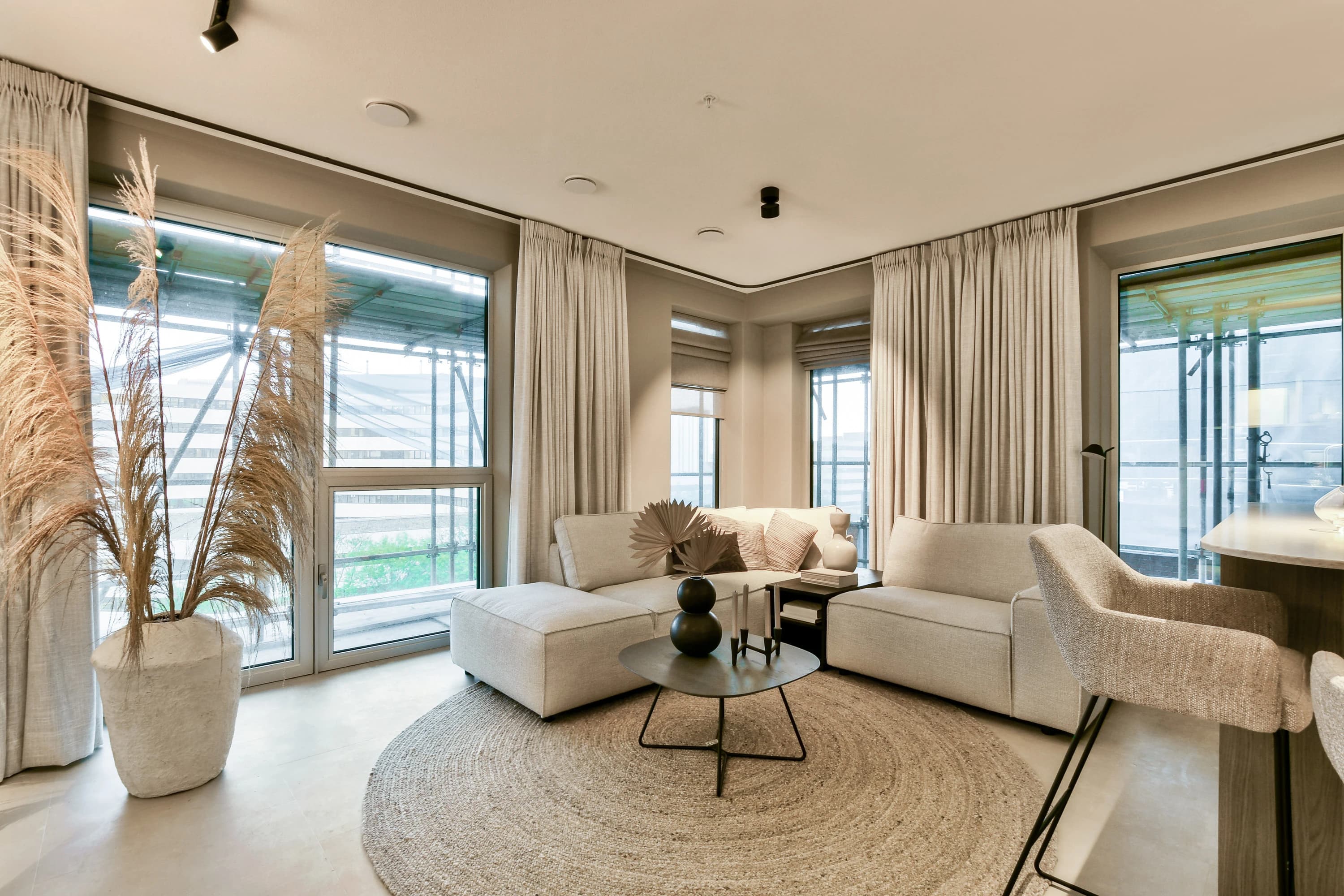 Crystal Grand Apartment — woonkamer met balkon
